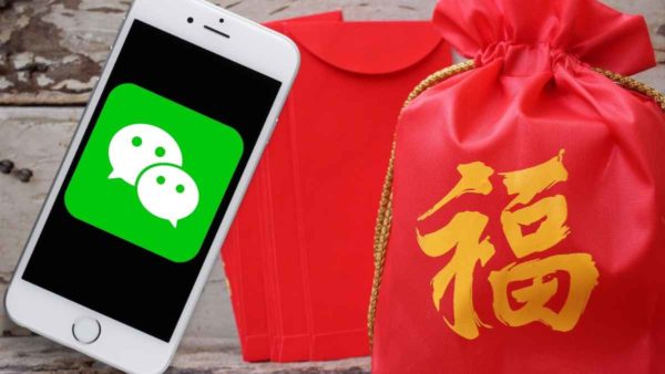 L'utilisation de l'enveloppe rouge chinoise dans le festival du Nouvel an  chinois sur fond blanc. Traduction en anglais qui signifie la chance et  richement Photo Stock - Alamy